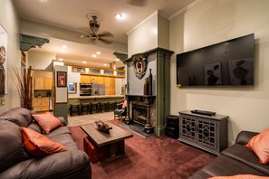 Älytelevisio, takka, videopelejä, DVD-soitin