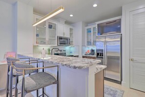 Kjøleskap, mikrobølgeovn, kokeplater og oppvaskmaskin