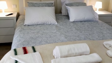 Chambre supérieure | Coffre-fort, ameublement unique, bureau