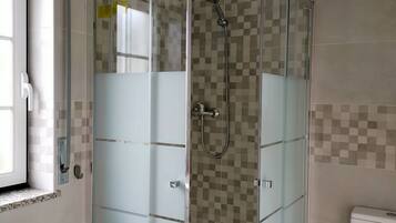 Quarto luxo | Banheiro | Chuveiro, secador de cabelo, toalhas de banho