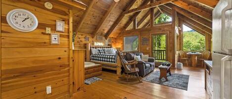 Una televisión, una chimenea, una oficina