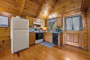 Fridge, microwave, oven, stovetop - Private Studio Log Cabin! Hot Tub,Fireplace,Relax! (Sevierville)