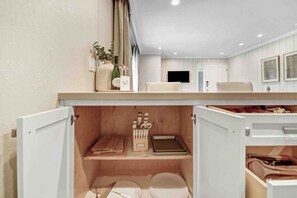 Full-size fridge, microwave, oven, stovetop