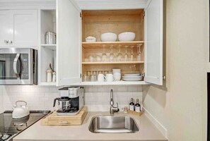 Full-sized fridge, microwave, oven, stovetop