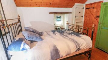 Cottage | 2 bedrooms, individually decorated, individually furnished, free WiFi