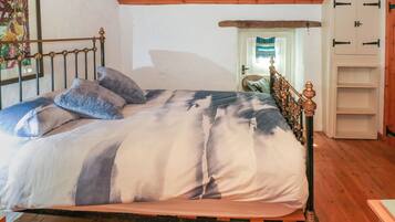 Cottage | 2 bedrooms, individually decorated, individually furnished, free WiFi