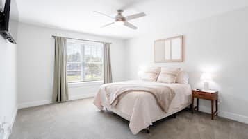 4 habitaciones, escritorio y tabla de planchar con plancha