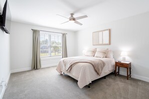 4 chambres, bureau, fer et planche à repasser, lit de bébé portatif