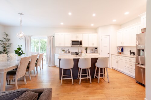 Modern 2 Story Home w/hot tub-2600 sq ft-2 acres