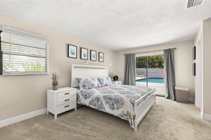 5 Schlafzimmer, Schreibtisch, Bügeleisen/Bügelbrett, Reisekinderbett