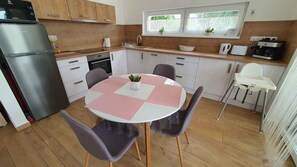 Fridge, oven, stovetop, dishwasher