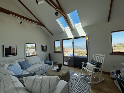 Chappaquiddick Getaway with stunning Ocean Views, walk to the beach