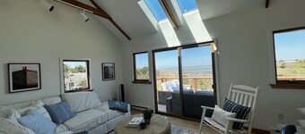 Chappaquiddick Getaway with stunning Ocean Views, walk to the beach