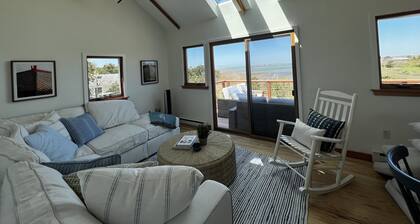 Chappaquiddick Getaway with stunning Ocean Views, walk to the beach