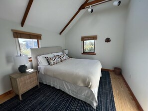 3 bedrooms, desk, travel crib, WiFi - Chappaquiddick Getaway with stunning Ocean Views, walk to the beach (Edgartown)