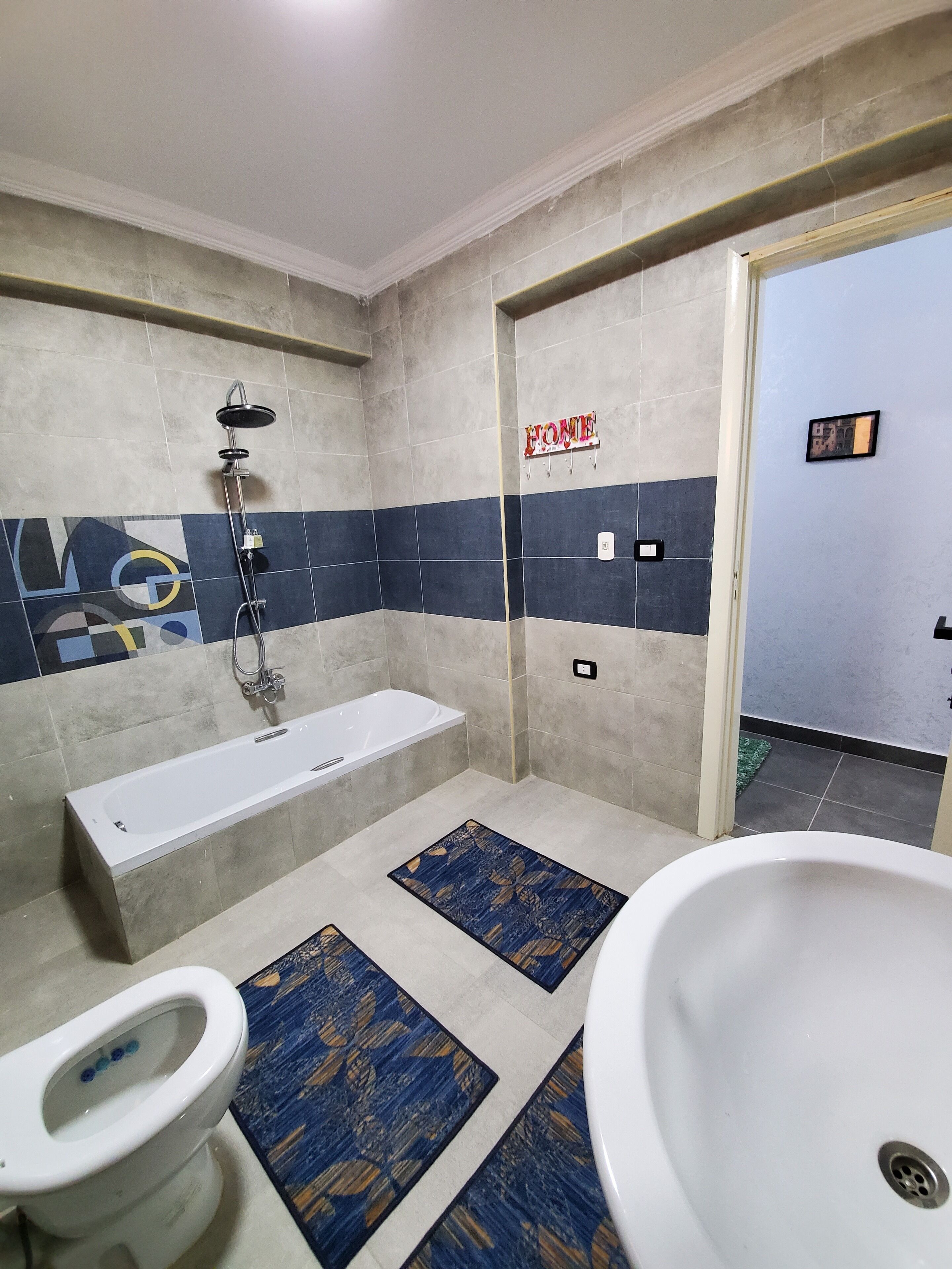 Combined shower/tub, towels, toilet paper