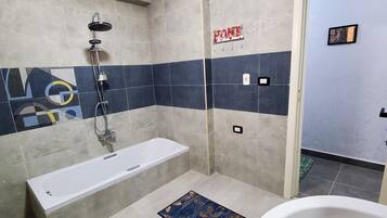 Combined shower/tub, towels, toilet paper