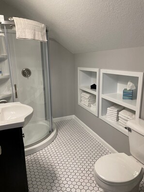 Bañera con ducha, toallas