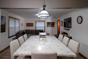Dining - Centrally located local wineries, GOTL, and Spire. Walk to winery, coffeehouse (Geneva)
