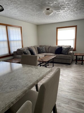 Een smart-tv en boeken