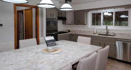 Centrally located local wineries, GOTL, and Spire. Walk to winery, coffeehouse