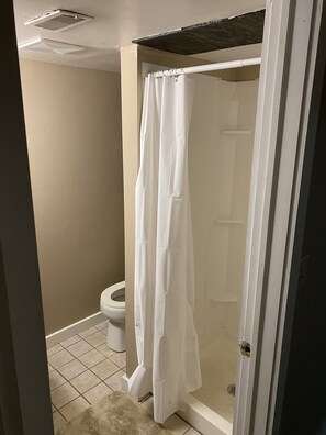 Douche, sĂšche-cheveux, serviettes fournies, papier toilette