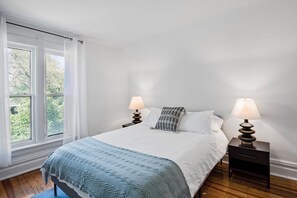 5 bedrooms, iron/ironing board, WiFi, bed sheets