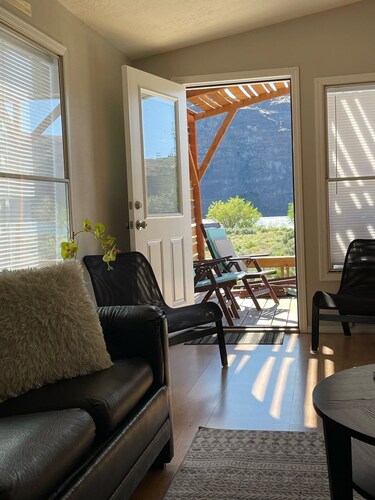 Sunland home on the Columbia River, stunning views