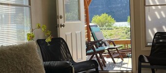 Sunland home on the Columbia River, stunning views