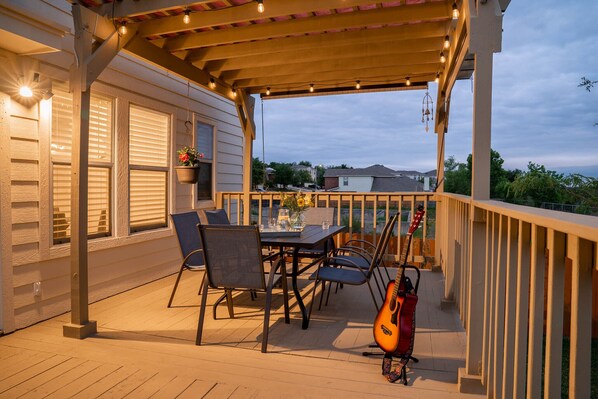 Outdoor dining - 4-Bedroom 2.5-bath Villa Near UTSA Six Flags and Sea World (San Antonio)