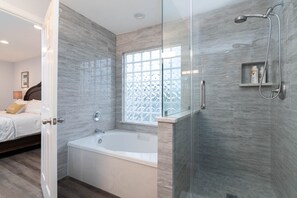 Baignoire, sèche-cheveux, serviettes fournies, savon