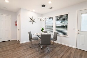 Dining - 4-Bedroom 2.5-bath Villa Near UTSA Six Flags and Sea World (San Antonio)