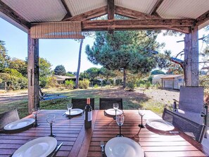 Outdoor dining - Stunning private villa for 6 people with WIFI, TV, terrace and pets allowed (Montalivet-les-bains)