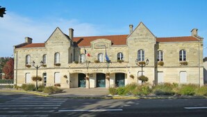 A historic building with a stone facade, multiple windows, and a central entrance with doors labeled "LIBERTE," "EGALITE," and "FRATERNITE." - Stunning private villa for 6 guests with WIFI, TV, terrace and pets allowed (Montalivet-les-bains)