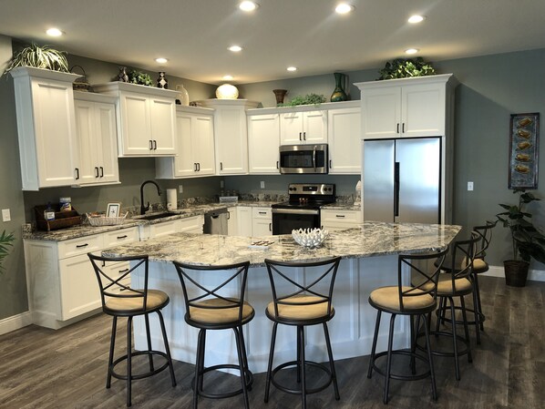 Refrigerador, microondas, horno y parrilla de estufa