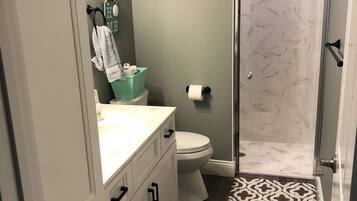 Ensemble douche/baignoire, sĂšche-cheveux, serviettes fournies, savon