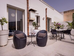 Outdoor dining - Beautiful apartment for 4 people with WIFI, A/C, TV and terrace (Terrasini)