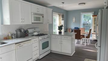 Jääkaappi, mikroaaltouuni, uuni, liesi