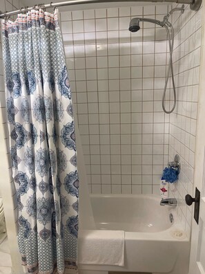 Bathtub, hair dryer, towels, shampoo - Minutes from Niagara Falls in a Historic Village (Lewiston)