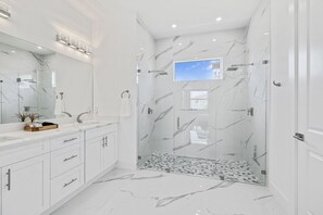 Douche, sèche-cheveux, serviettes fournies, savon