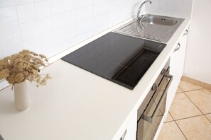 Een koelkast, een oven, een koffiezetapparaat/waterkoker