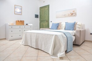 1 slaapkamer, een strijkplank/strijkijzer, beddengoed