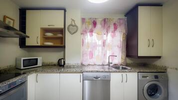 Een koelkast, een microgolfoven, een oven, een vaatwasser