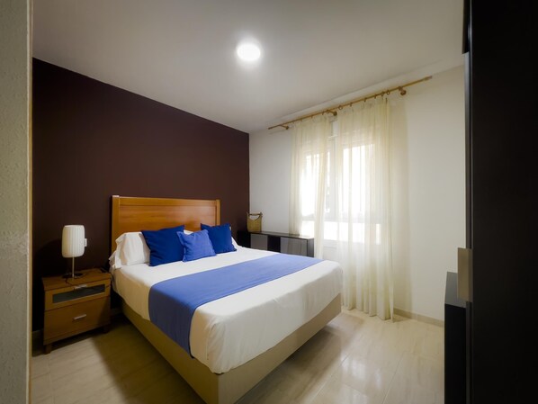 3 chambres, fer et planche à repasser, lit de bébé portatif