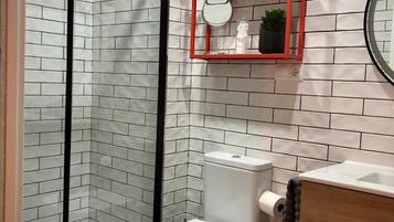 Dusche, Haartrockner, Handtücher, Toilettenpapier