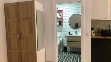 Douche, sèche-cheveux, serviettes fournies, papier toilette