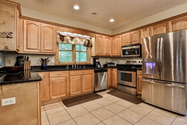 Fridge, oven, stovetop, dishwasher