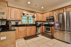 Fridge, microwave, oven, stovetop - Dellinger Retreat On The River | Ellijay, GA (Ellijay)
