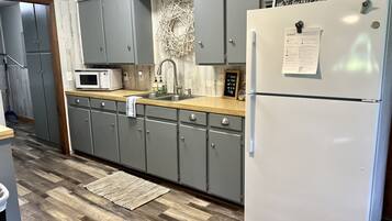 Jääkaappi, mikroaaltouuni, uuni, liesi