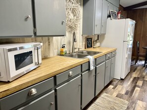 Kjøleskap, mikrobølgeovn, ovn og kokeplater